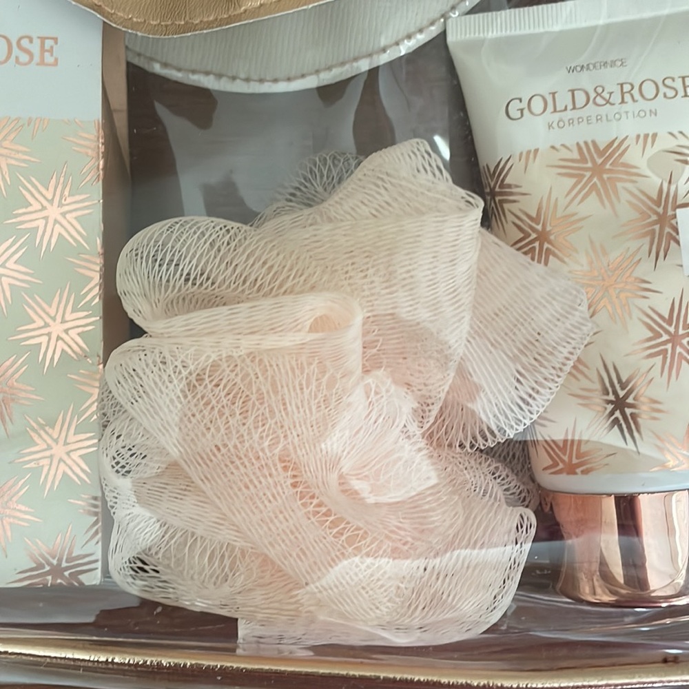 Wondernice Women's Gold and Rose Bath Gift Set NWT - Picture 3 of 7